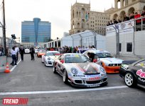 В Баку стартовал парад гоночных машин, участвующих в City Challenge (Фото)